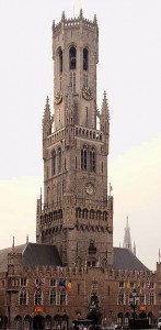 Una hermosa postal del imponente campanario de la Plaza Mayor de Brujas. 