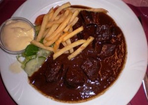 Uno de los platos típicos de la gastronomía de Brujas es el Vlaamse Stoverij.