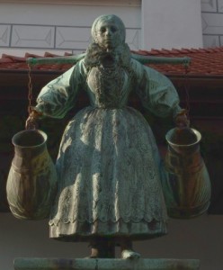 Imagen de la estatua Bamberka que representa parte de la historia de Poznan.
