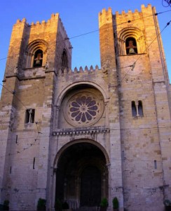 La fachada principal de la Catedral de Lisboa.