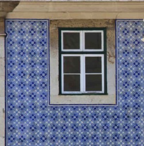Los famosos azulejos portugueses que decoran muchas de sus fachadas, con un estilo art-déco.