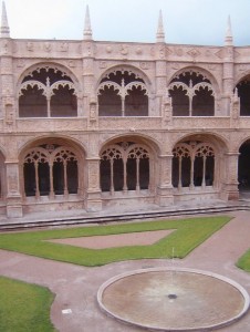  El Monasterio de los Jerónimos y su claustro son un monumento que nos encantará.