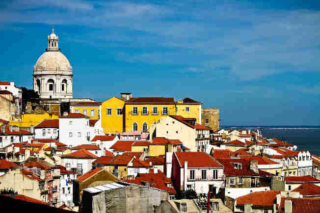 Así es Lisboa, una ciudad con gran encanto, que como su río Tajo embriaga al viajero con su belleza e historia.