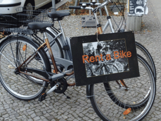 La bicicleta es muy  usada y popular, ten cuidado de respetar sus carriles bici.