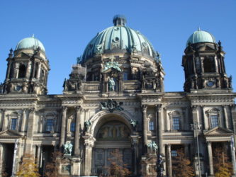 Hermosa vista de la imponente fachada de la Berliner Dom o Catedral de Berlín.