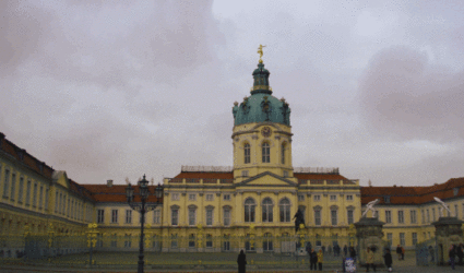 Vista delprecioso Palacio de Charlottenburg en un día nublado