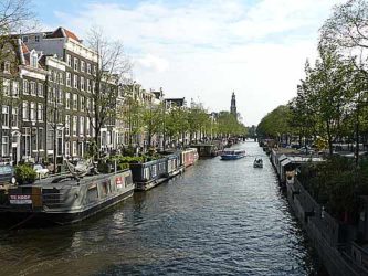 Los canales y los puentes son símbolos de la ciudad de Ámsterdam 