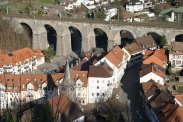 En Hornberg es interesante también visitar el trayecto del ferrocarril de la Selva Negra, con su famoso y llamativo viaducto.