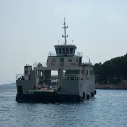 Además, esta la posibilidad de viajar en ferry parando en algunas de las muchas islas que hay en Croacia