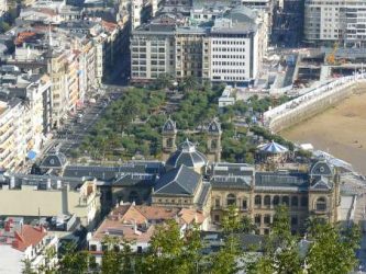 Vista aérea del Ayuntamiento de Donostia y los jardines de Alderdi Elder