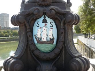 Escudo de la ciudad de San Sebastián que vemos en las farolas del puente de Santa Catalina