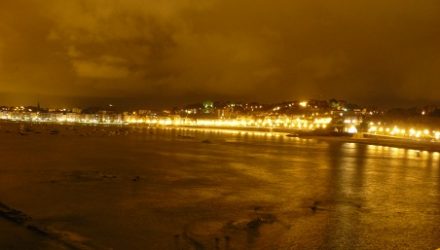 Vista nocturna de la bahía de la Concha desde el paseo Eduardo Chillida.