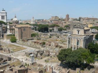 El importante foro romano aún conserva monumentos en pie