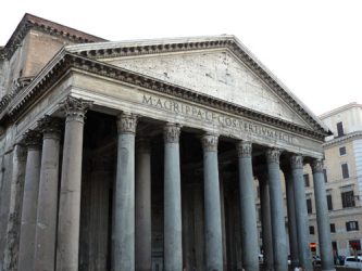 Fachada del gran Panteón de Roma