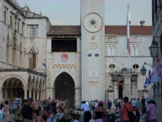 Se encuentra al final de la Placa salvaguardando la puerta sur de Dubrovnik