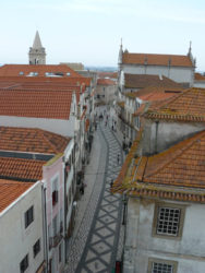 Vista parcial de los tejados y una calle del casco antiguo de la ciudad de Aveiro.