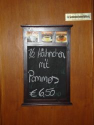 Pizarra que anuncia un plato típico Degustación de cerveza alemana en Berlín