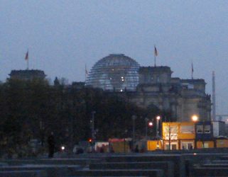 Vemos de lejos la cúpula del Reichstag o Parlamento alemán.