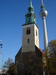 La iglesia de Sta. María con la Torre de televisión detrás