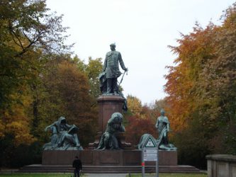 Monumento al canciller Bismarck en un rincón del parque Tiergarten 