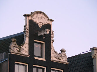 Los típicos ganchos que subían los muebles a las casas de Ámsterdam