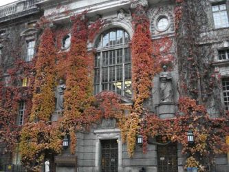 Colorida fachada de la Staatsbibliothek.
