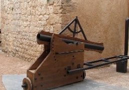 Una de las piezas de artillería que podemos ver en el baluarte de Sant Jaume.