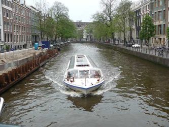 Los barcos que recorren los canales nos dan una imagen preciosa de la ciudad