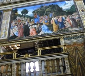 Una de las pinturas de las paredes laterales y parte del coro