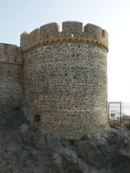 Vista de uno de los torreones del castillo de San Miguel.