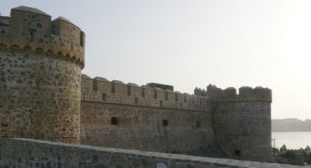 Vista de la imponente fachada principal del castillo y sus torreones. 