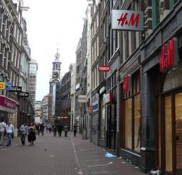 La concurrida comercial calle Kalverstraat repleta de tiendas para hacer compras en Ámsterdam 