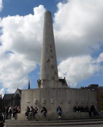 Vista del gran Obelisco donde siempre descansan turistas y amsterdaneses