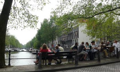 Un banco o una terraza son buenos lugares que descubrir en Ámsterdam