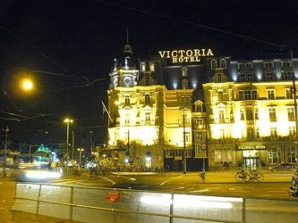 El Hotel Park Plaza Victoria Amsterdam, visto de noche