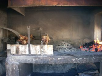 Qué comer en Dubrovnik, por ejemplo un Cordero típico en horno de cobertera.  