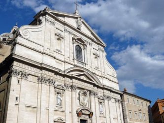 La gran fachada de la Iglesia del Gesú en Roma.