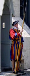 Un guardia suizo con el uniforme tradicional y su alabarda