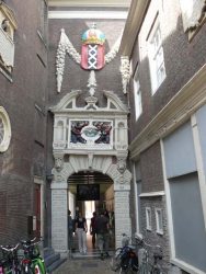 El escudo de armas de Ámsterdam justo encima de un arco de acceso al museo
