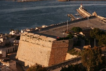 Vista de una parte de las murallas que protegían Ibiza