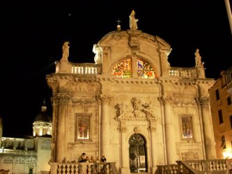 Bella estampa nocturna con las vidrieras iluminadas de la iglesia de San Blas de Dubrovnik.