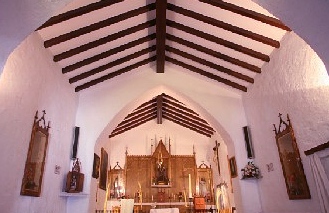 Vista del hermoso interior de una de las iglesias de Ibiza. 