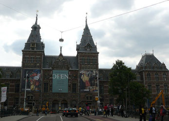 Por delante del impresionante Rijksmuseum se pasa en dos ocasiones