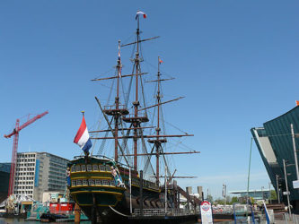 El hermoso velero Ámsterdam que podemos visitar, esta anclado junto al NEMO 