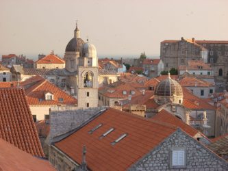 Guía y ruta de Dubrovnik en PDF Gratis. Vista de la cúpula de la Iglesia de San Blas y de la Torre del Reloj