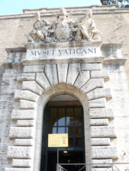 La fachada de la salida de los Museos Vaticanos