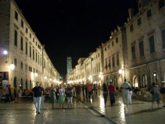 La noche de Dubrovnik esta animada y entretenida
