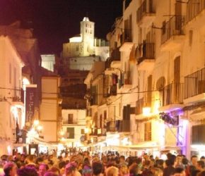 La noche en Ibiza es famosa en todo el mundo, y en ella disfrutamos a tope de su encanto, magia y diversión.