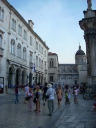 Fachada del palacio y al fondo la Catedral de Dubrovnik.