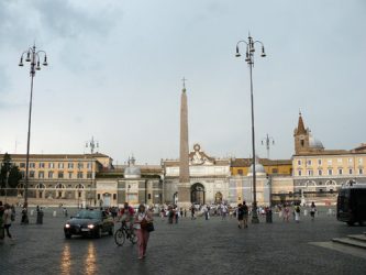 La Piazza del Popolo en un día nublado con su gran Obelisco flaminio